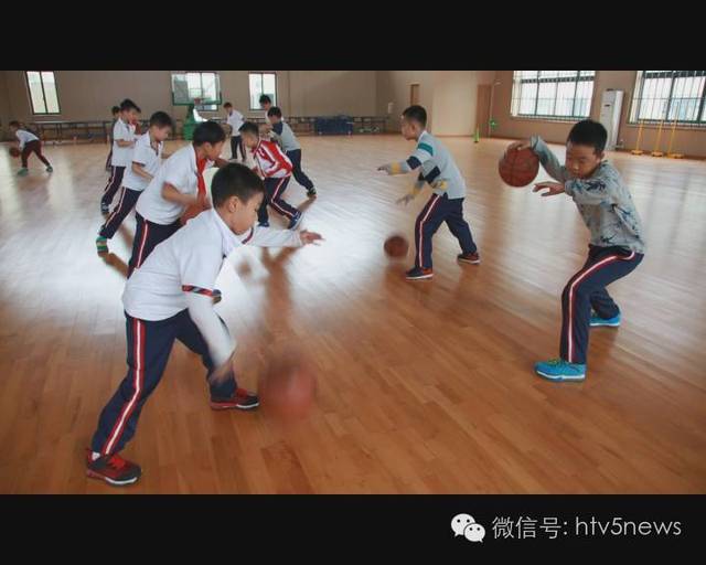 在一个充满阳光和活力的城市，有一个小女孩叫莉莉，她热爱舞蹈，梦想着成为一名优秀的舞蹈家。每天，她都会早早地起床，穿上她最喜欢的舞蹈服，然后去舞蹈学校练习。