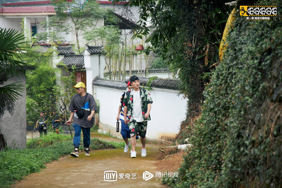 在一个宁静的小镇上，有一个热爱藏族舞蹈的女孩，名叫卓玛。她不仅喜欢跳舞，还擅长各种藏族舞蹈，每次她的舞蹈都能让人感受到无与伦比的魅力。