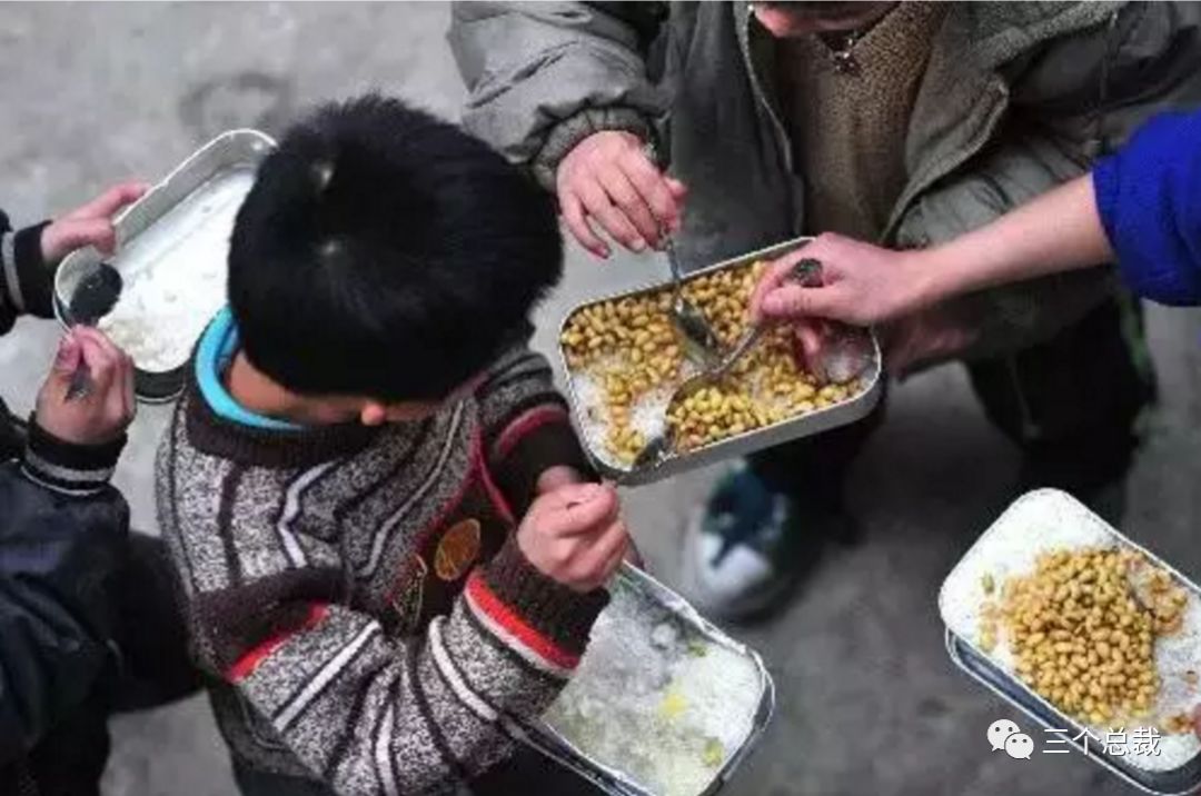 小学给学生吃腐烂水果？当地回应